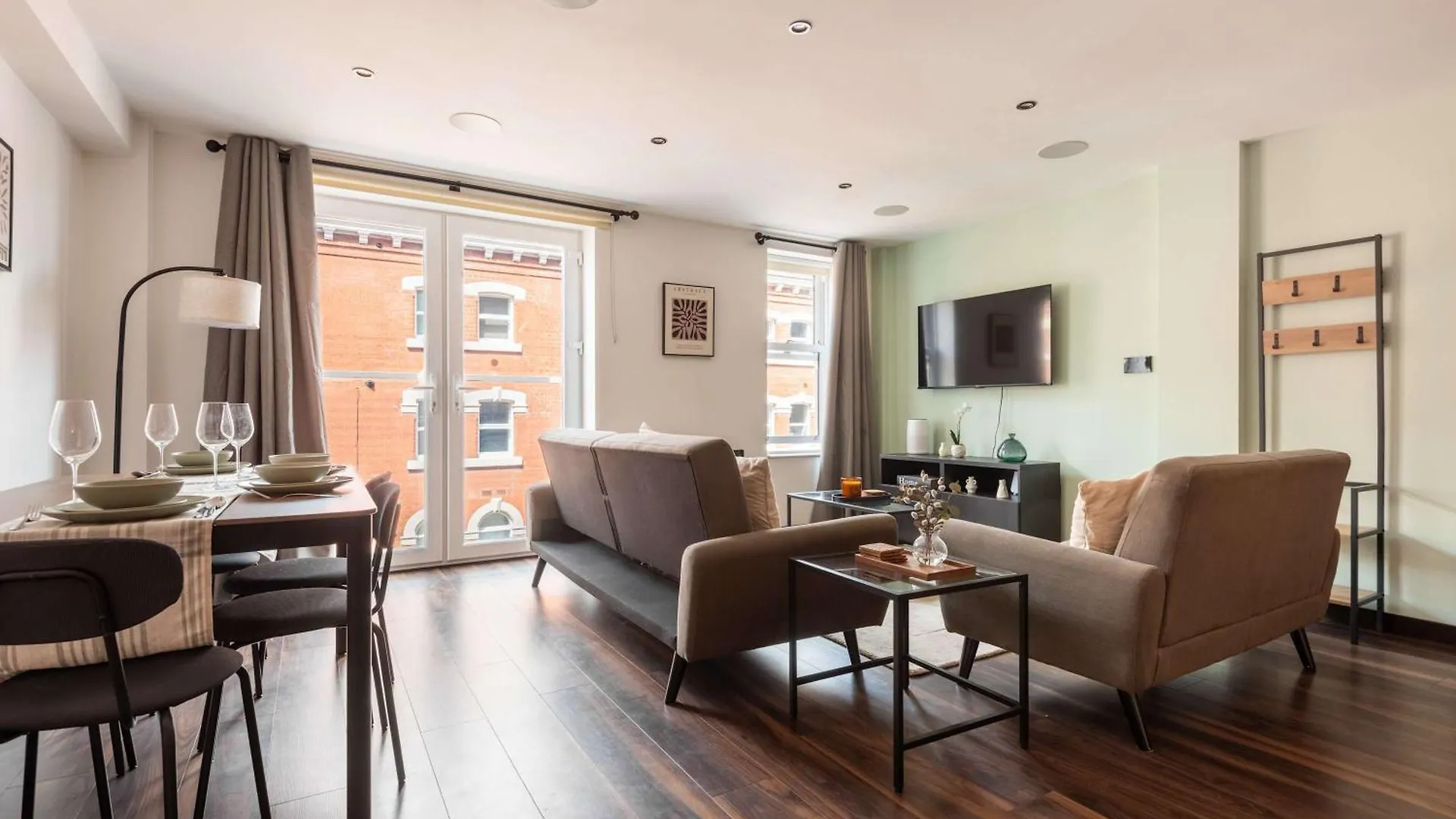 Stylish 2 Bedroom Apartment In Central Hull Kingston upon Hull 0*,