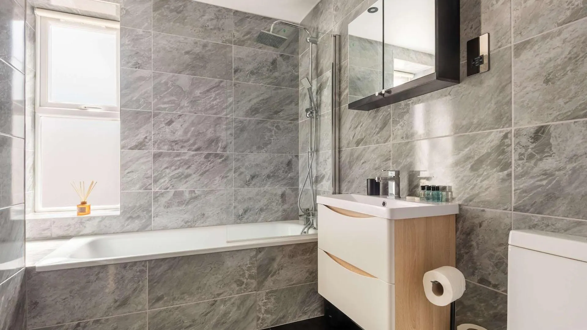 Stylish 2 Bedroom Apartment In Central Hull Kingston upon Hull